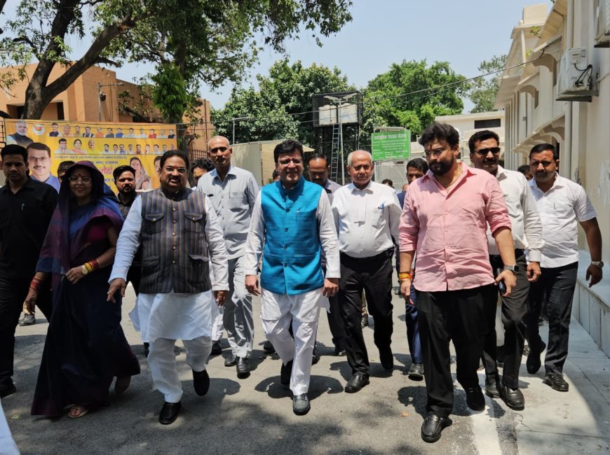 Hardoi : सेवा, सुशासन और गरीब कल्याण के 12 वर्ष पूरे होने पर जिला पंचायत परिसर में सामूहिक स्वच्छता अभियान का आयोजन
