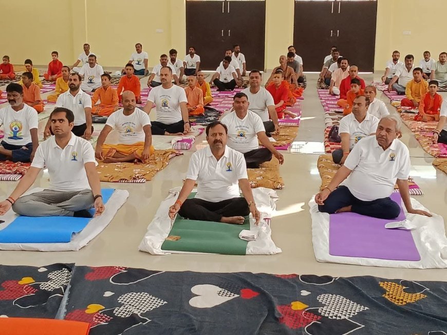 Sitapur : नैमिषारण्य में 'स्वस्थ आयु के लिए योग' थीम पर मनाया गया अंतर्राष्ट्रीय योग दिवस