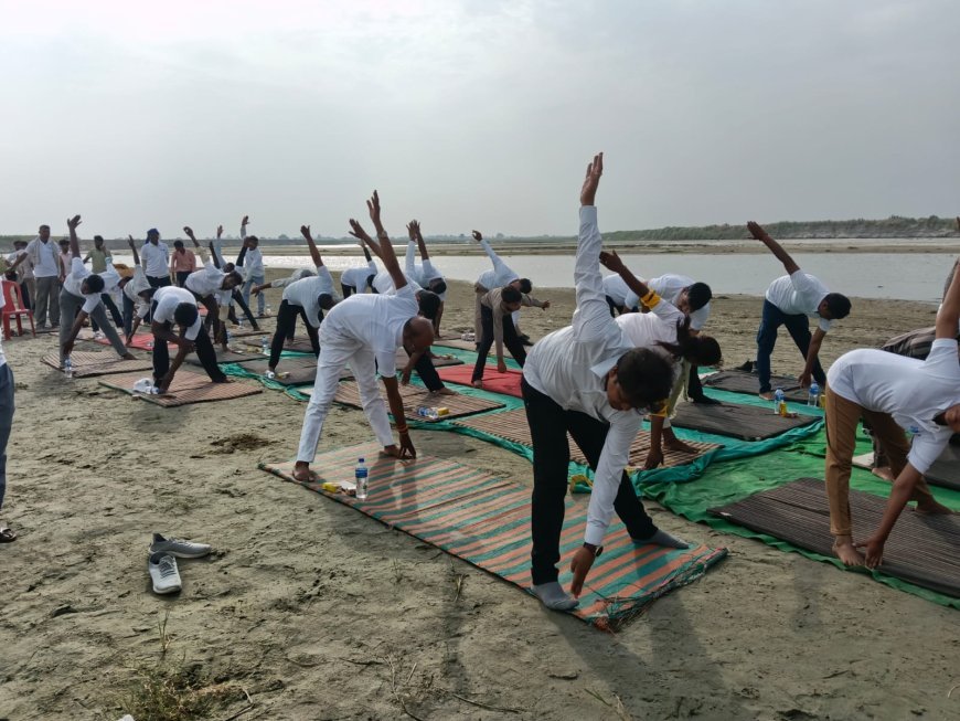 Hardoi : तेरापुरसौली गंगा घाट पर अंतर्राष्ट्रीय योग दिवस का आयोजन, ग्रामीणों ने लिया निरोग रहने का संकल्प