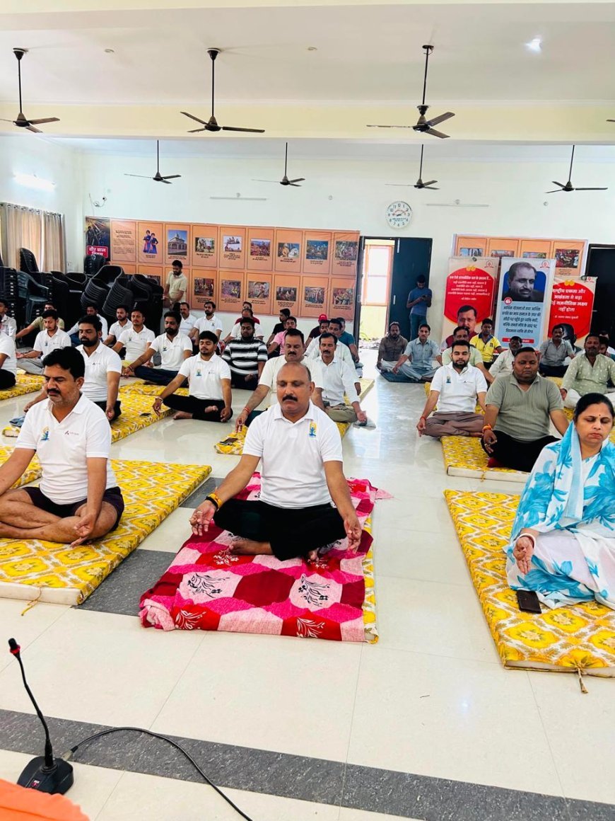 Hardoi : भाजपा कार्यालय में अंतर्राष्ट्रीय योग दिवस पर हुआ सामूहिक योगाभ्यास, जिलाध्यक्ष अजीत सिंह बब्बन ने योग को बताया संतुलित जीवन का आधार