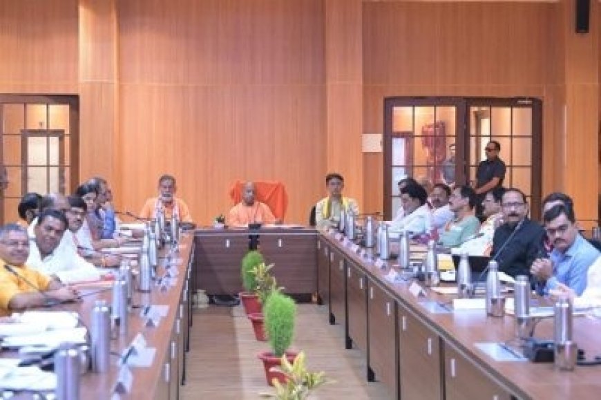 Jhansi : मुख्यमंत्री योगी आदित्यनाथ ने की समीक्षा बैठक, माफियाओं पर सख्त कार्रवाई और जनसंवाद मॉडल पूरे प्रदेश में लागू करने के निर्देश