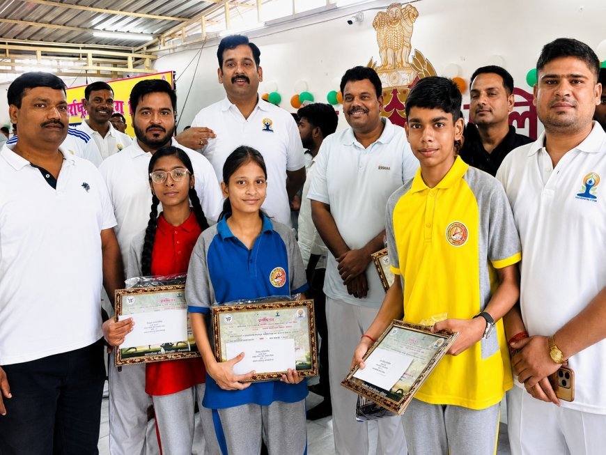 Sitapur : अंतर्राष्ट्रीय योग दिवस पर विद्यार्थियों ने मारी बाजी, जिला पुलिस लाइन में मंत्रियों और अधिकारियों ने किया सम्मानित