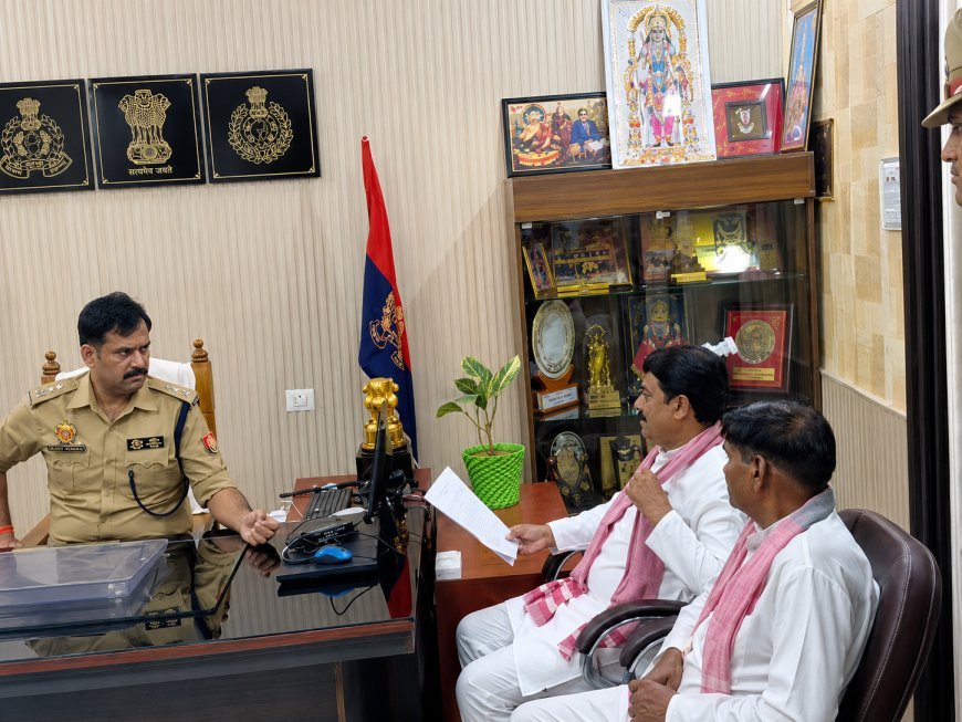 Sitapur : सपा कार्यालय पर कार्रवाई के बाद गरमाई सियासत, विवादित पोस्टर हटाने के बाद एसपी दफ्तर पहुंचे सांसद आनंद भदौरिया