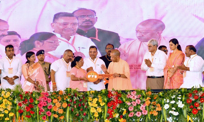 Yogi Adityanath Firozabad Rally: फिरोजाबाद में गरजे मुख्यमंत्री योगी आदित्यनाथ, जनकल्याणकारी योजनाओं के करोड़ों के चेक सौंपकर खिलाए चेहरे