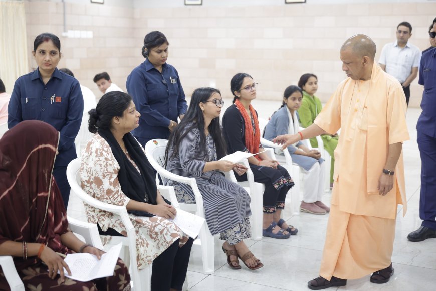 सीएम योगी का जनता दर्शन: मथुरा के बुजुर्ग की शिकायत पर सीधे डीएम को फोन, बोले- खुद मौके पर जाकर हटाएं अतिक्रमण