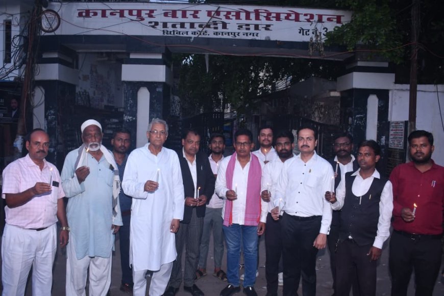 Kanpur : लखनऊ कोचिंग अग्निकांड में जान गंवाने वाले बच्चों को कानपुर में दी गई कैंडल जलाकर श्रद्धांजलि