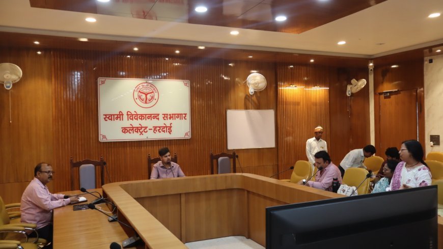 Hardoi : हरदोई में आयुष समिति की बैठक में जिलाधिकारी सख्त, अनुपस्थित 18 डॉक्टरों से मांगा स्पष्टीकरण