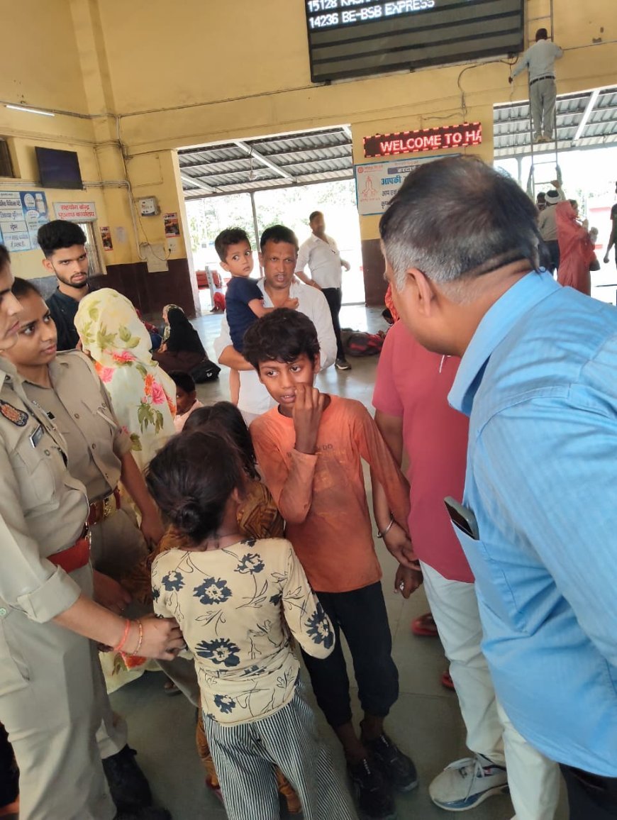 Hardoi : रेलवे स्टेशन पर भिक्षावृत्ति करते मिले तीन बच्चे रेस्क्यू, बाल कल्याण समिति ने माता-पिता को दी हिदायत