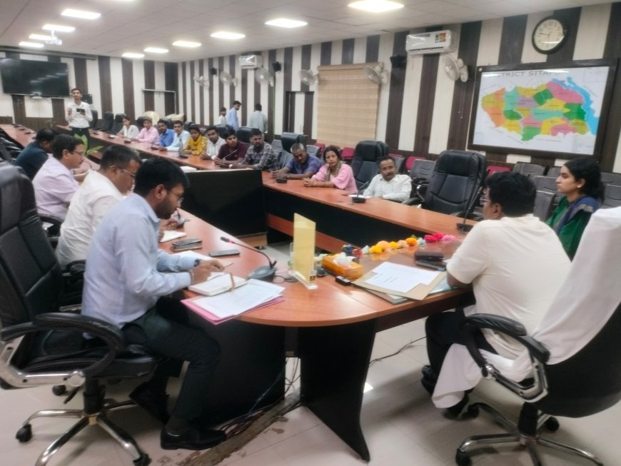 Sitapur : निर्माण कार्यों में लापरवाही पर भड़के जिलाधिकारी, हरगांव स्वास्थ्य केंद्र के निरीक्षण में गुणवत्ता