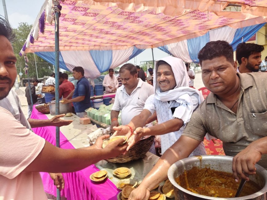 Sitapur : रामगोपाल अवस्थी की पुण्यतिथि पर शैलेश्वर हनुमान मंदिर में भंडारा, भारी संख्या में लोगों ने ग्रहण किया प्रसाद