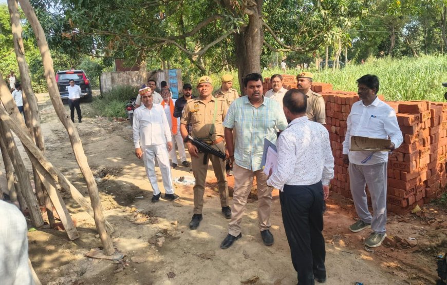 Sitapur : बड़ी मालियत की जमीनों की जांच करने खुद मौके पर पहुंचे जिलाधिकारी, मूल्यांकन में पारदर्शिता रखने के दिए निर्देश