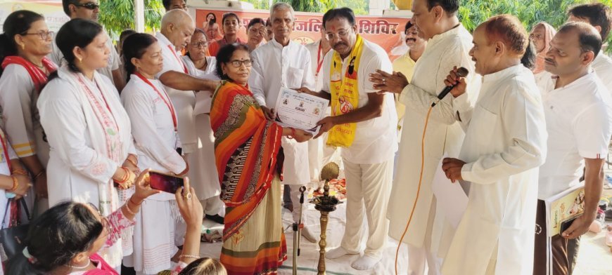 Hardoi : हरदोई के शहीद उद्यान में योग शिविर का आयोजन, नगर मजिस्ट्रेट ने वितरित किए प्रशस्ति पत्र