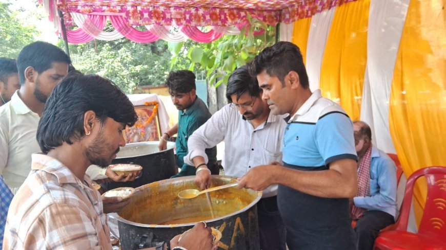 Sitapur : जिला सूचना कार्यालय में भंडारे का आयोजन, प्रसाद लेने उमड़ी श्रद्धालुओं की भारी भीड़
