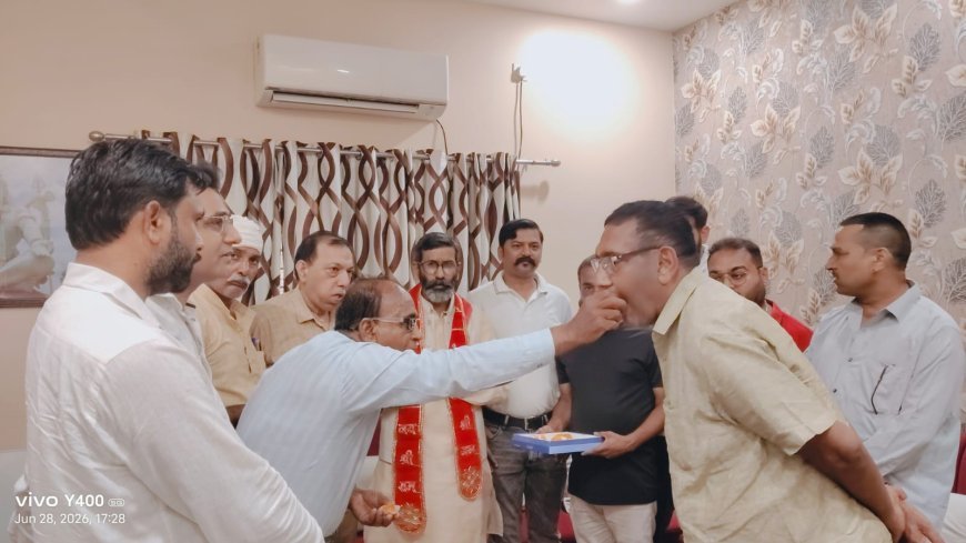 Pilibhit : कासगंज लखनऊ ट्रेन सेवा शुरू होने की खुशी में लोगों ने बांटी मिठाई, केंद्रीय मंत्री जितिन प्रसाद का जताया आभार