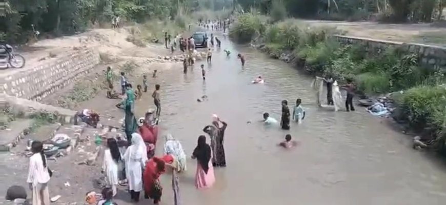 Saharanpur : फैजाबाद गांव में बिजली गुल होने से पीने के पानी की भारी किल्लत, नहर का पानी पीने को विवश हुए लोग