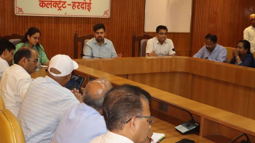 जिलाधिकारी अनुनय झा सख्त, बोले—गोद लिए विद्यालयों में समय पर पूरे हों सभी विकास कार्य