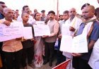 मेजा तिहरे हत्याकांड के पीड़ित परिवार से मिले मंत्री नंदी, सौंपा 15 लाख का चेक और जमीन के पट्टे