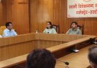 डीएम अनुनय झा ने कृषि योजनाओं की समीक्षा की, किसानों को समयबद्ध लाभ देने के निर्देश