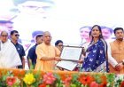 सीएम योगी ने स्वच्छ व हरित विद्यालयों के प्रधानाचार्यों/प्रधानाध्यापकों का किया सम्मान , बच्चों का बढ़ाया उत्साह