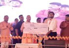 चित्रकूट में सीएम योगी ने योजनाओं के लाभार्थियों को बांटे चेक, मेधावी छात्रों को मिला ₹1 लाख का सम्मान
