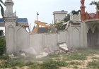 कब्रिस्तान की ज़मीन पर बनी ईदगाह पर चला प्रशासन का एक्शन, ग्रामीणों ने जताया विरोध; तहसीलदार बोले- मूल स्वरूप होगा बहाल
