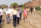 Ballia: दुबे छपरा में बाढ़ ठोकर निर्माण का डीएम ने किया निरीक्षण, 24 जुलाई तक कार्य पूरा करने के निर्देश