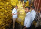 हाथरस में सीडीओ पीएन दीक्षित का खाद गोदामों पर औचक छापा, यूरिया-डीएपी स्टॉक की जांच, सर्वर समस्या दूर करने के निर्देश