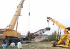 Hardoi Gambhiri River Bridge Project: जलस्तर बढ़ने से फंसी क्रेन बाहर निकली, सितंबर से फिर शुरू होगा निर्माण