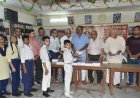 Deoband Social Work: देवबंद में मानव कल्याण मंच ने गरीब बच्चों को बांटी मुफ्त कॉपियां, भरी स्कूल की फीस