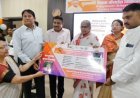 सम्भल में शिक्षकों को मिले 5 लाख तक के कैशलेस हेल्थ कार्ड, मंत्री गुलाब देवी ने बांटे कार्ड