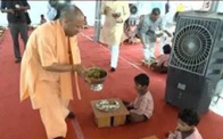 मुख्यमंत्री ने अपने हाथों से बच्चों को परोसा भोजन, किताब-कॉपी पाकर खिल उठे नौनिहालों के चेहरे 