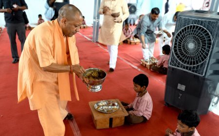 मुख्यमंत्री ने अपने हाथों से बच्चों को परोसा भोजन, किताब-कॉपी पाकर खिल उठे नौनिहालों के चेहरे 