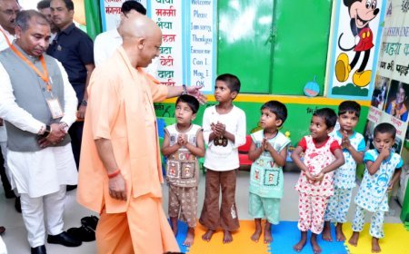 School Chalo Abhiyan Phase 2: सीएम योगी ने सहारनपुर से शुरू किया स्कूल चलो अभियान का दूसरा चरण, बांटी किताबें