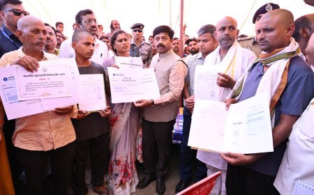 मेजा तिहरे हत्याकांड के पीड़ित परिवार से मिले मंत्री नंदी, सौंपा 15 लाख का चेक और जमीन के पट्टे