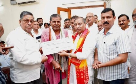 देवबंद नगर पालिका की बड़ी पहल: सेवानिवृत्त कर्मचारियों को मिला 1 करोड़ से अधिक का लंबित भुगतान, राज्यमंत्री कुंवर बृजेश सिंह ने बांटे चेक