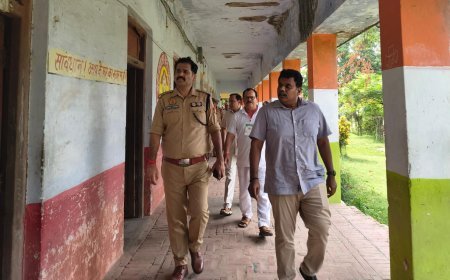 यूपी टीईटी परीक्षा में सख्ती: सीतापुर में डीएम और एसपी के औचक निरीक्षण से केंद्र पर मचा हड़कंप