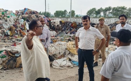 बसंतपुर एमआरएफ प्लांट पहुंचे डीएम, कूड़े का अंबार देख अधिकारियों को लगाई फटकार