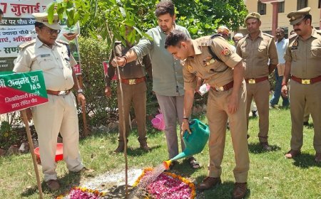 जिलाधिकारी व पुलिस अधीक्षक ने किया वृक्षारोपण, पर्यावरण संरक्षण का दिया संदेश