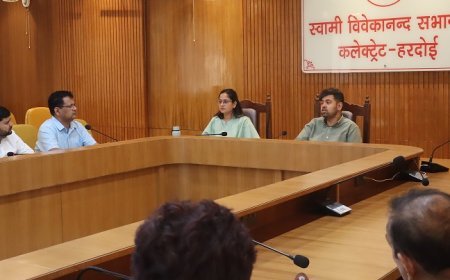 डीएम अनुनय झा ने कृषि योजनाओं की समीक्षा की, किसानों को समयबद्ध लाभ देने के निर्देश