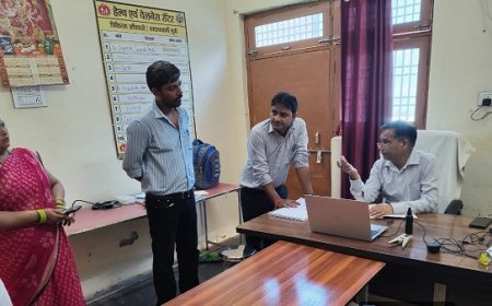 Hathras: सिकंदराराऊ के स्वास्थ्य केंद्रों का सीएमओ ने किया औचक निरीक्षण