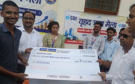 समाधान दिवस पर सातों तहसीलों में लगा मेगा ऋण मेला, लाभार्थियों को बांटे गए स्वीकृति पत्र।