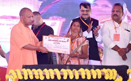 मुख्यमंत्री के हाथों योजनाओं का लाभ पाकर खिले लाभार्थियों के चेहरे 