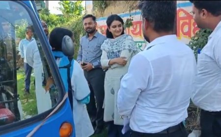 Sitapur News: खैराबाद में महिलाओं ने लिया ई-रिक्शा चलाने का प्रशिक्षण, सीडीओ डॉ. दीक्षा जोशी ने बांटे सर्टिफिकेट