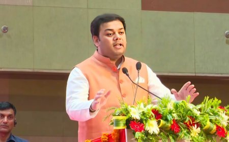 शिक्षकों और छात्रों को मुख्यमंत्री योगी का बड़ा तोहफा, कैशलेस चिकित्सा योजना शुरू, 1,200 रुपये डीबीटी जारी