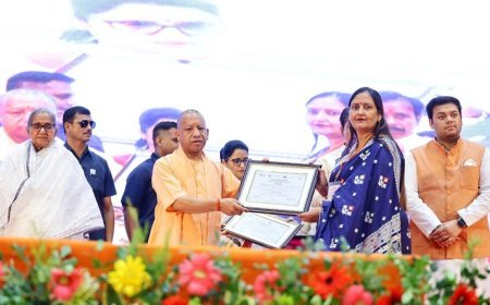 सीएम योगी ने स्वच्छ व हरित विद्यालयों के प्रधानाचार्यों/प्रधानाध्यापकों का किया सम्मान , बच्चों का बढ़ाया उत्साह