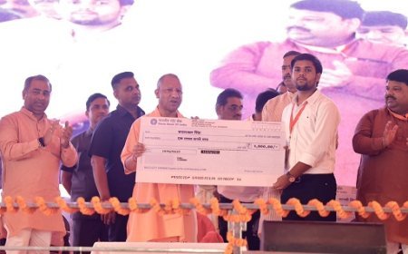 चित्रकूट में सीएम योगी ने योजनाओं के लाभार्थियों को बांटे चेक, मेधावी छात्रों को मिला ₹1 लाख का सम्मान