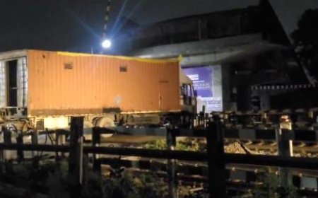 सीतापुर में रेलवे ट्रैक पर खराब हुआ भारी ट्रक, गेटमैन की सतर्कता से टला भीषण रेल हादसा