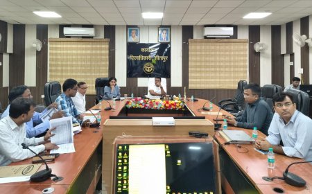 सीतापुर में वन ट्रिलियन डॉलर इकोनॉमी को लेकर बड़ी बैठक, जिलाधिकारी ने कृषि और विनिर्माण क्षेत्र का उत्पादन बढ़ाने के दिए निर्देश