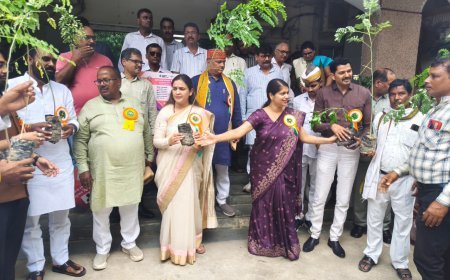 अंबेडकरनगर में वन स्टॉप सेंटर पहुंचीं अपर्णा यादव, पीड़ित महिलाओं और बच्चों का जाना हाल, बांटी बेबी किट