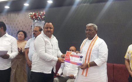 वाराणसी से सीएम योगी ने किया शिक्षक कैशलेस चिकित्सा योजना का आगाज, 1.10 करोड़ बच्चों को भेजी डीबीटी राशि